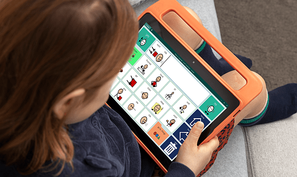 Menina usando tablet com prancha de símbolos do Mind Express